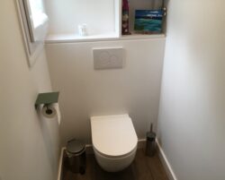 Rénovation d’une série de toilettes sur eau recyclée au Croisic.